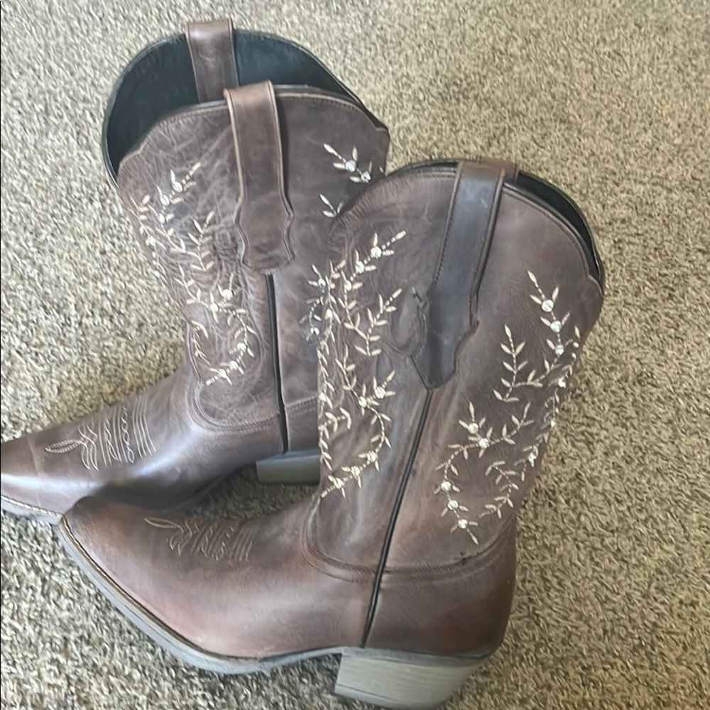 Brown Heeled Boots with Floral Embroidery